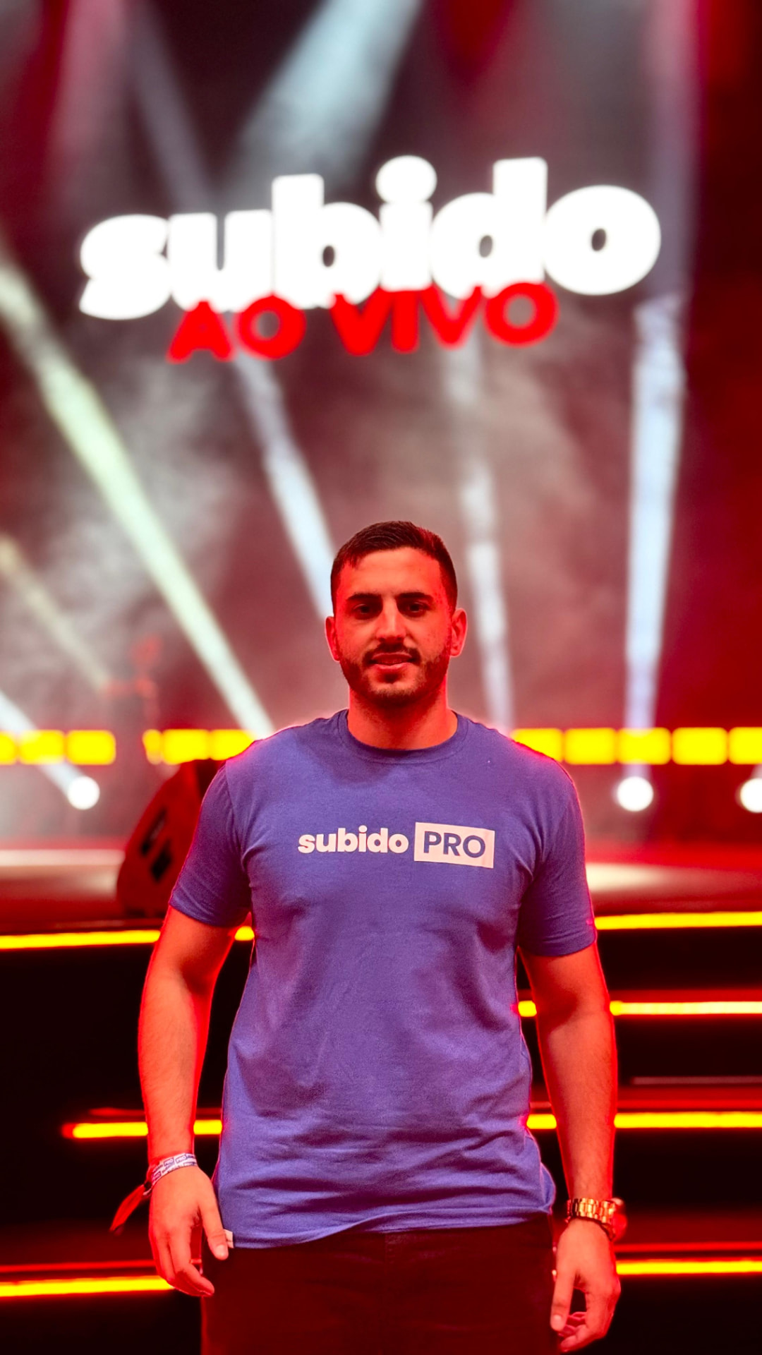 Iuri Pacheco em evento, com camiseta Subido PRO, nível mais alto de gestores de tráfego